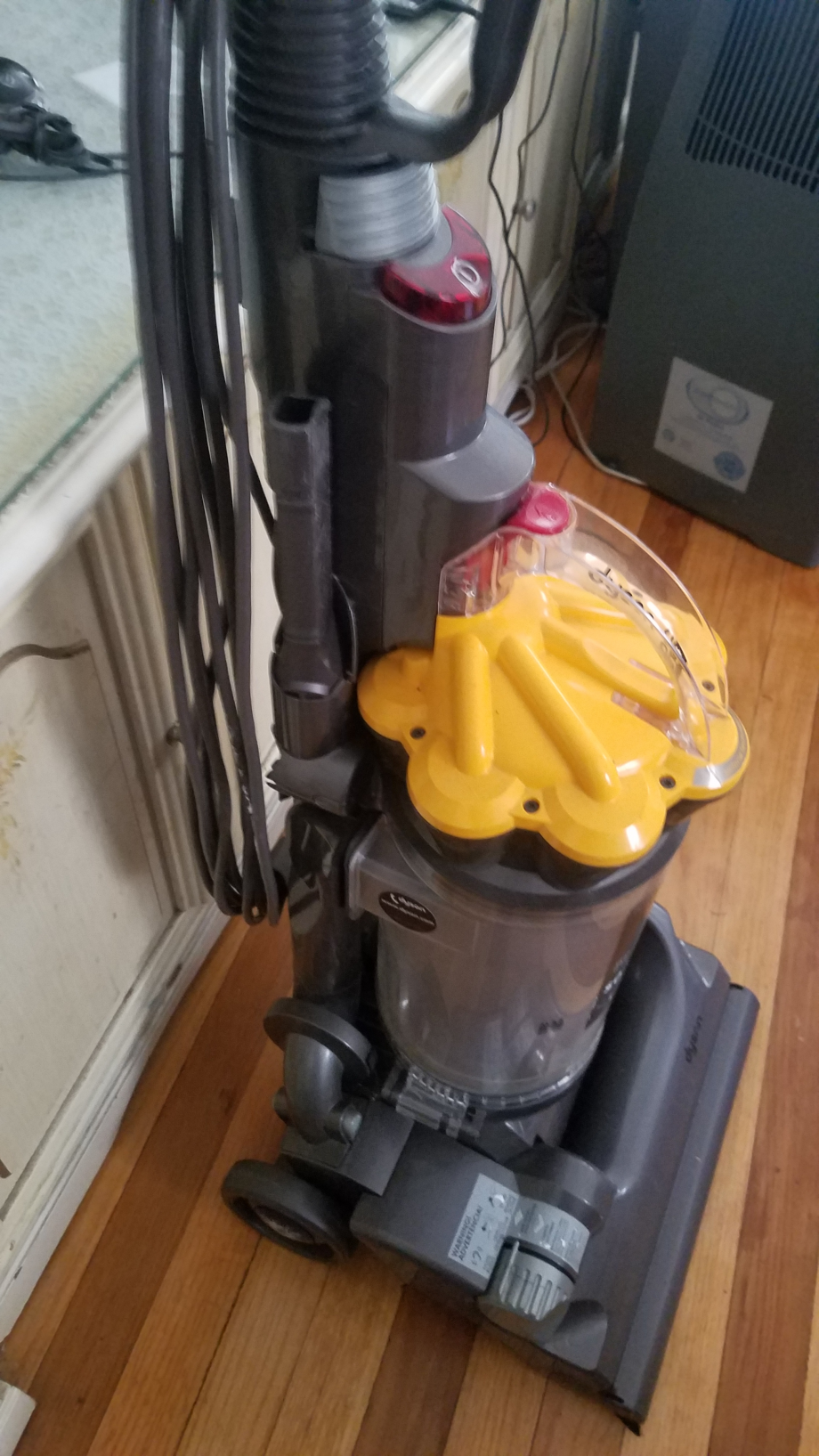 Dyson DC33 Multi Floor Upright Hoover Vacuum팝니다.