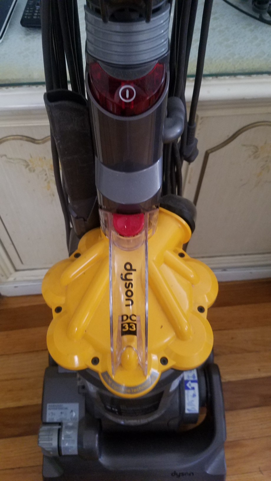 Dyson DC33 Multi Floor Upright Hoover Vacuum팝니다.